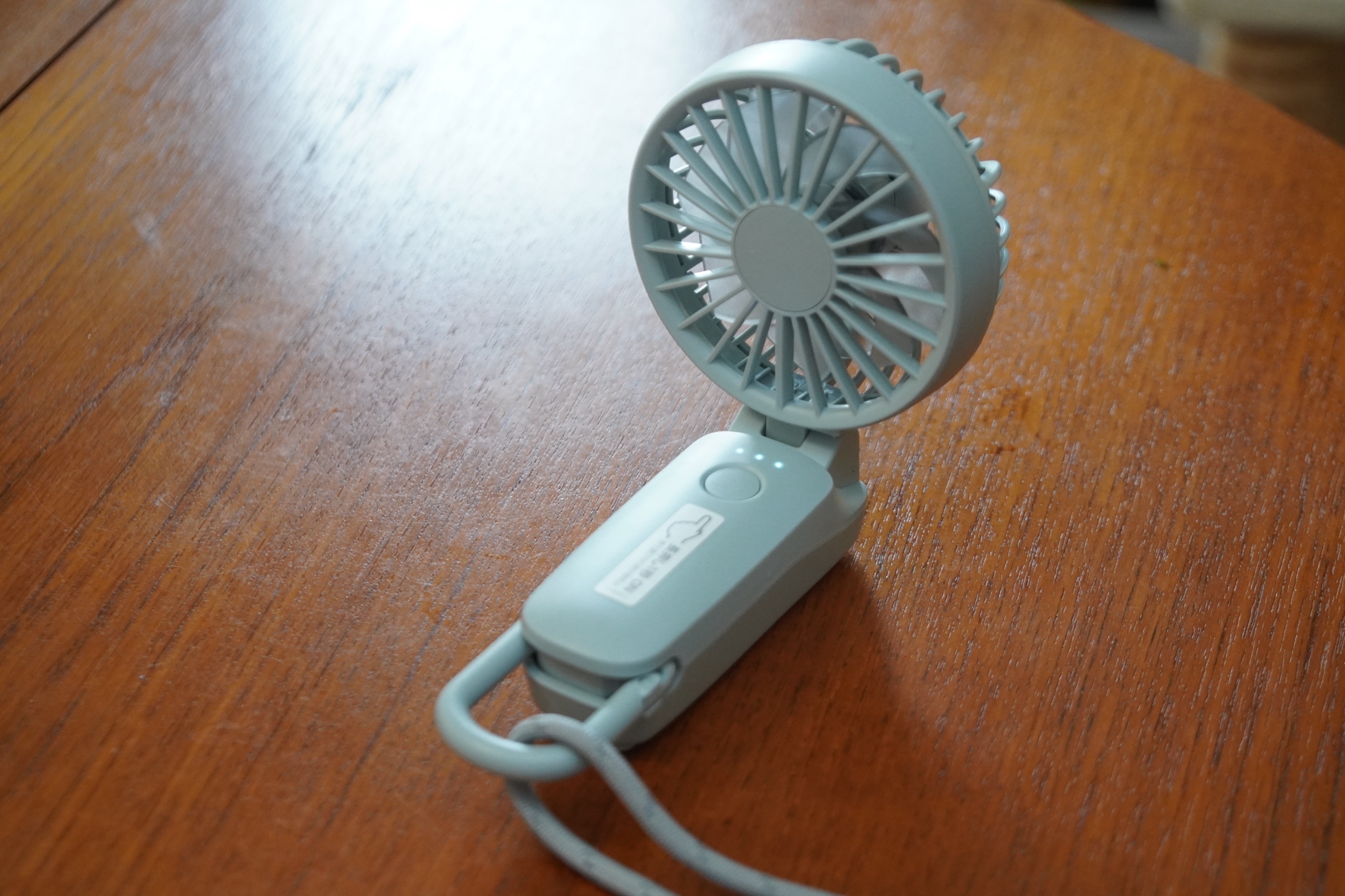 リズム Silky Wind Mobile（筆者愛用の旧モデル3.2）をテーブルに置いてデスクファンとして使う様子