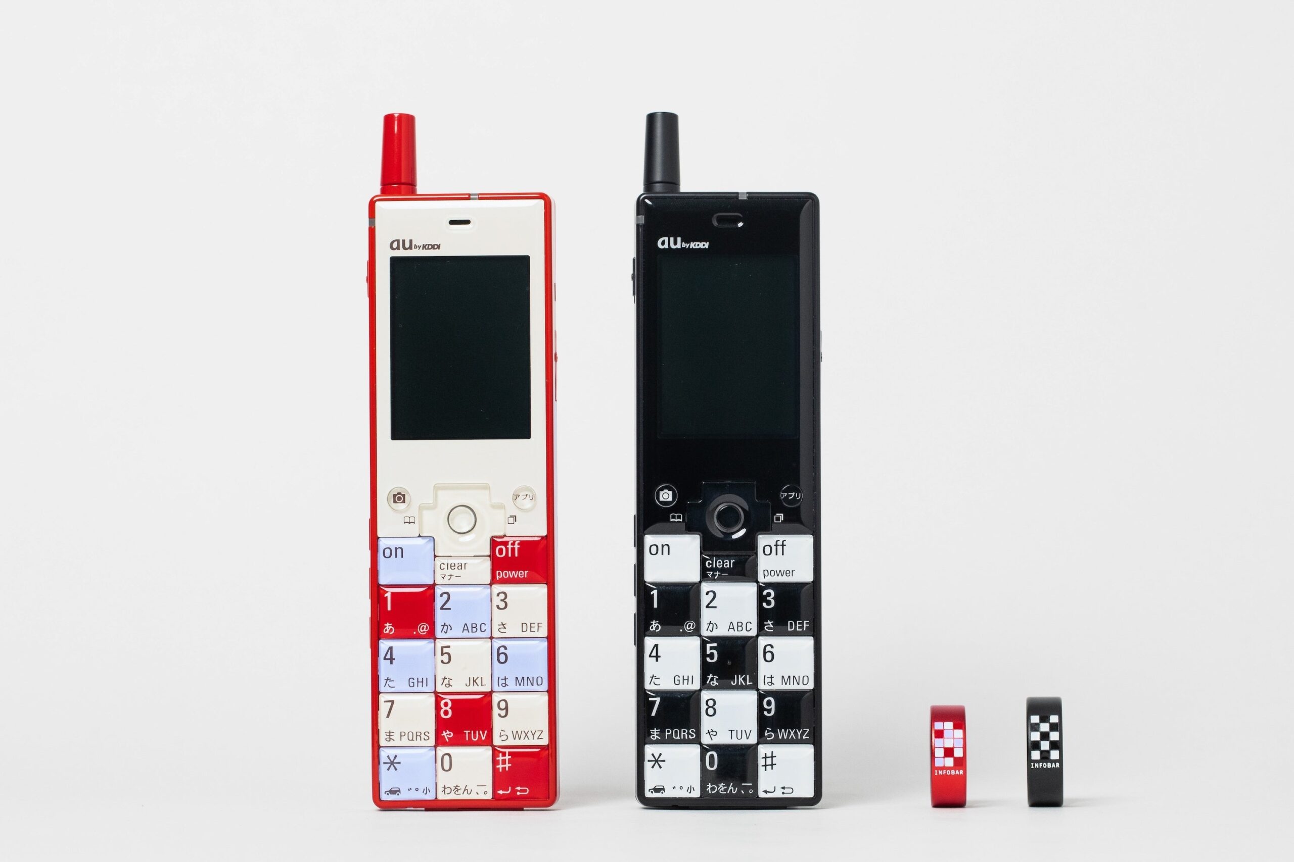 初代INFOBAR 2003 NISHIKIGOI／ICHIMATSU カラーとスマートリカバリーリング INFOBARコラボモデルを並べた比較ショット