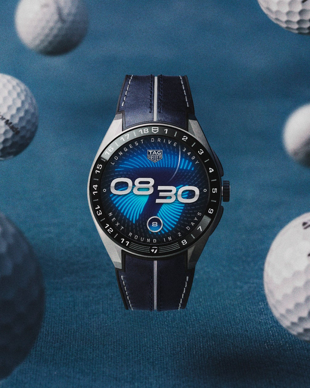TAG Heuer Connected Calibre E5 x TaylorMade Edition の正面ビュー。ブルーレザーとブラックラバーのバイマテリアルストラップを採用したゴルフ向けコネクテッドウォッチ