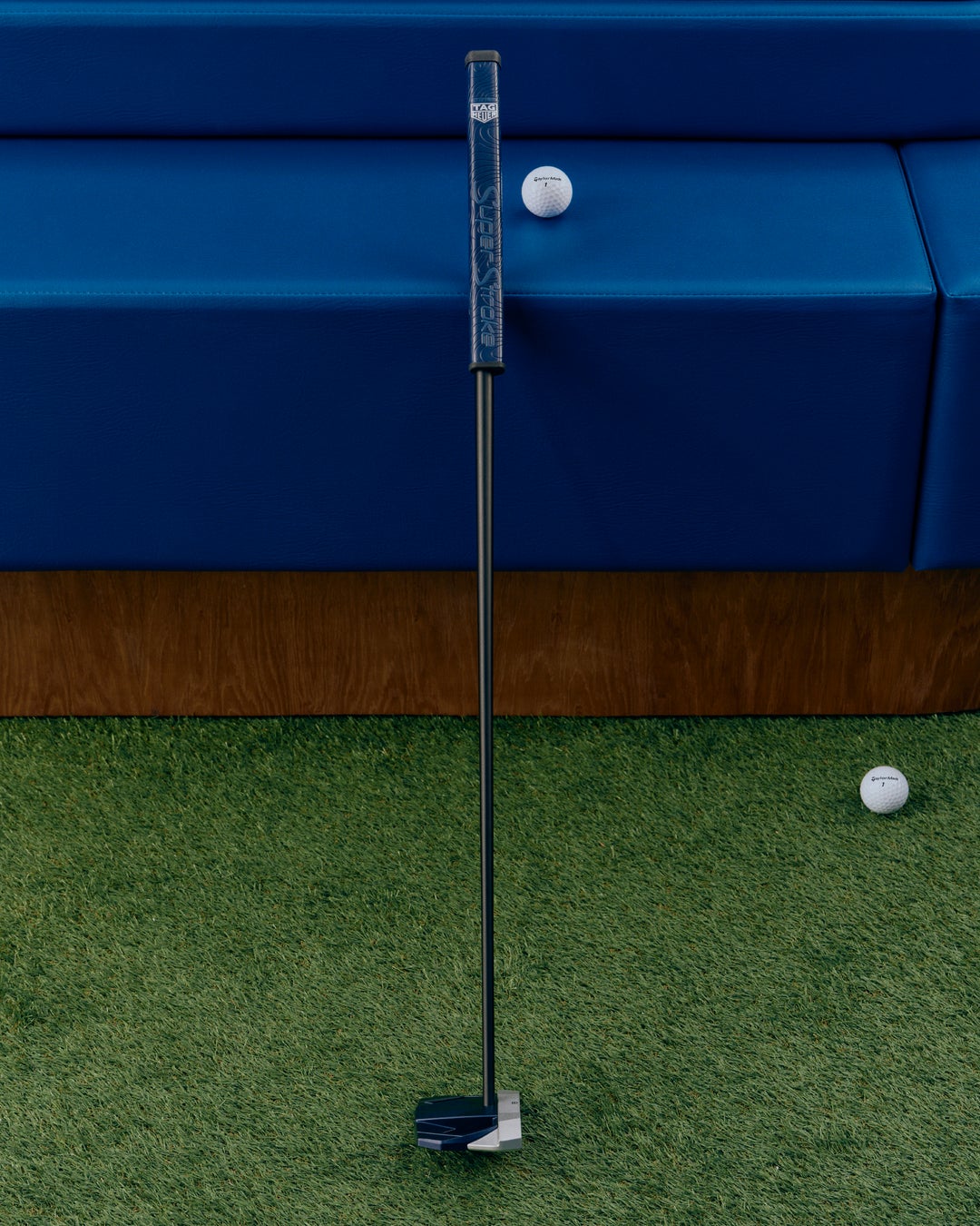 TAG Heuer Connected Calibre E5 x TaylorMade Edition の専用ウォッチフェイス。スイングの流れを表現したMomentumとゴルフコースの等高線をモチーフにしたTopography