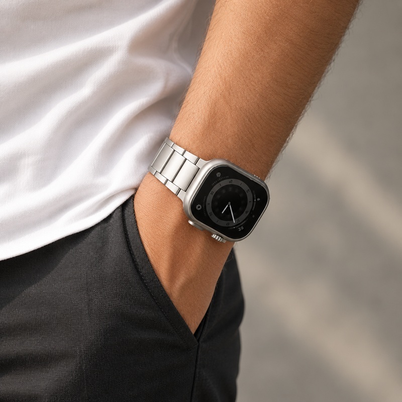 SINNIS TITAN FORT GRAND チタニウム Apple Watch Ultra を白Tシャツの男性が装着 ポケットに手