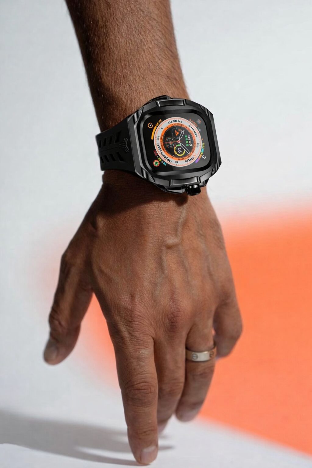 Y24 Apple Watch 49mm対応ケースのライフスタイル装着シーン。ネジ不要のシームレス設計による日常使いの装着体験