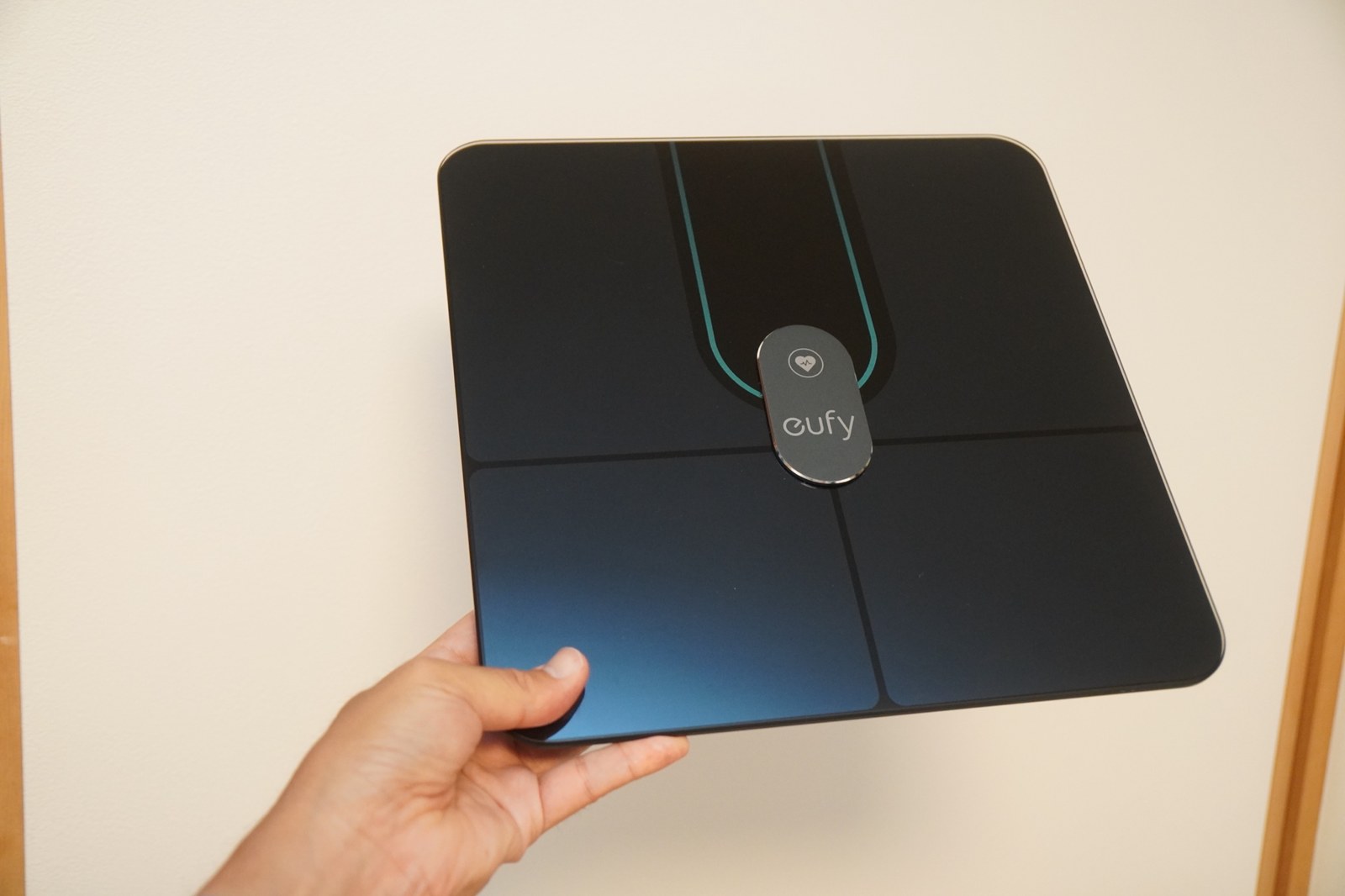 Eufy Smart Scale P2 Proを片手で持ち上げてサイズ感を示している様子