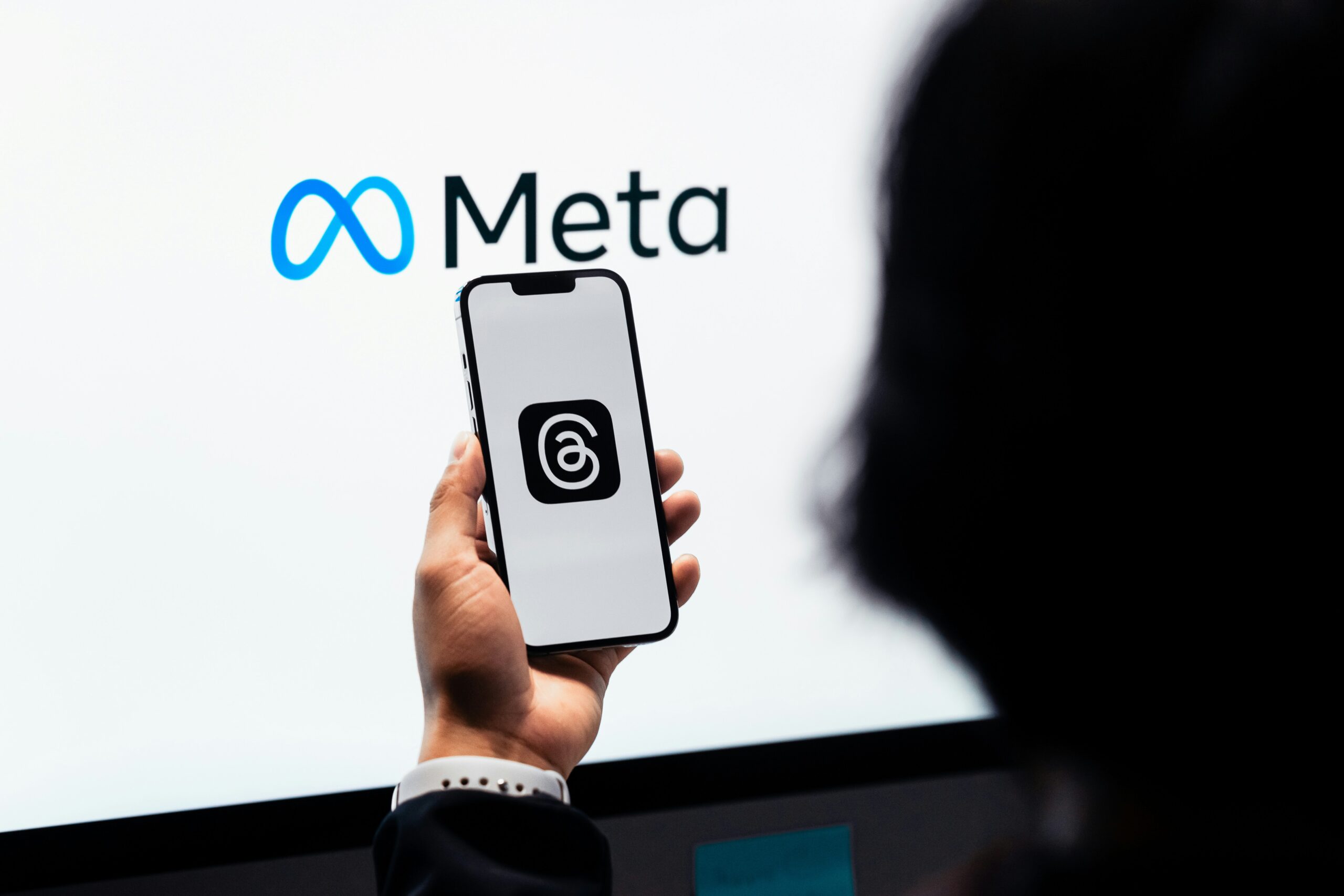 MetaとThreadsのスマートフォンのイメージ画像。スマートウォッチ本体は写っていない。