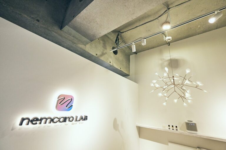 東京・恵比寿にオープンした体験型ウェルネスサロン「nemcaro LAB(ネムカロ・ラボ)」の内装