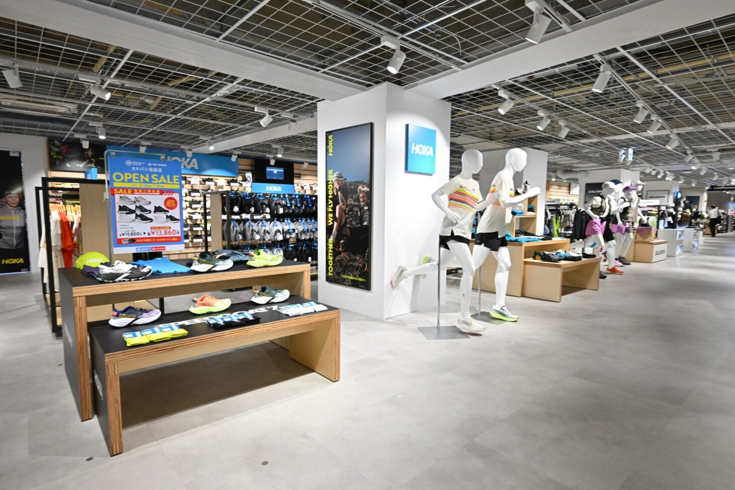 6階・石井スポーツの広大なシューズ売り場