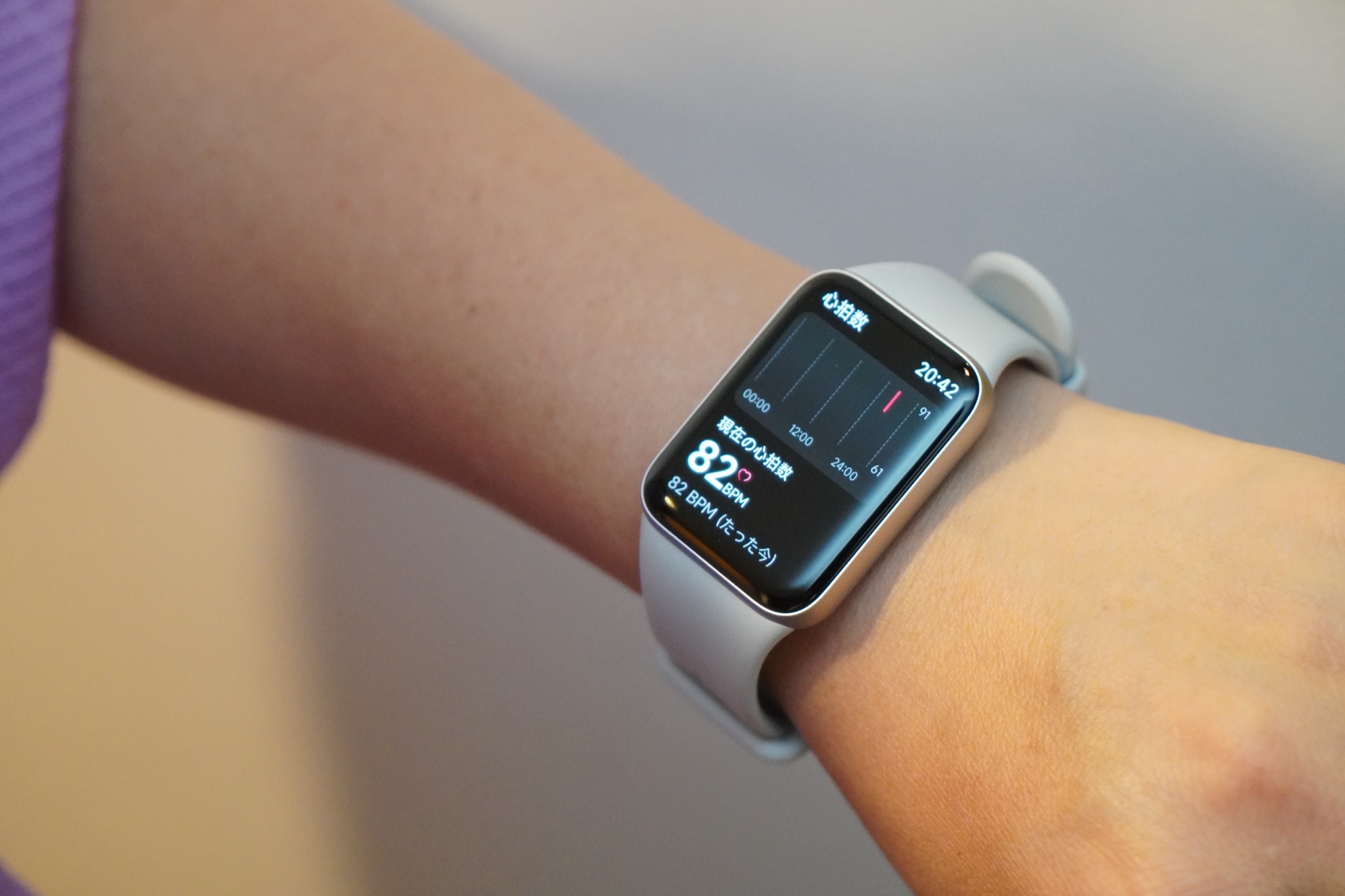 Xiaomi Smart Band 10 Pro の画面に表示された心拍数グラフと現在の心拍数82BPM