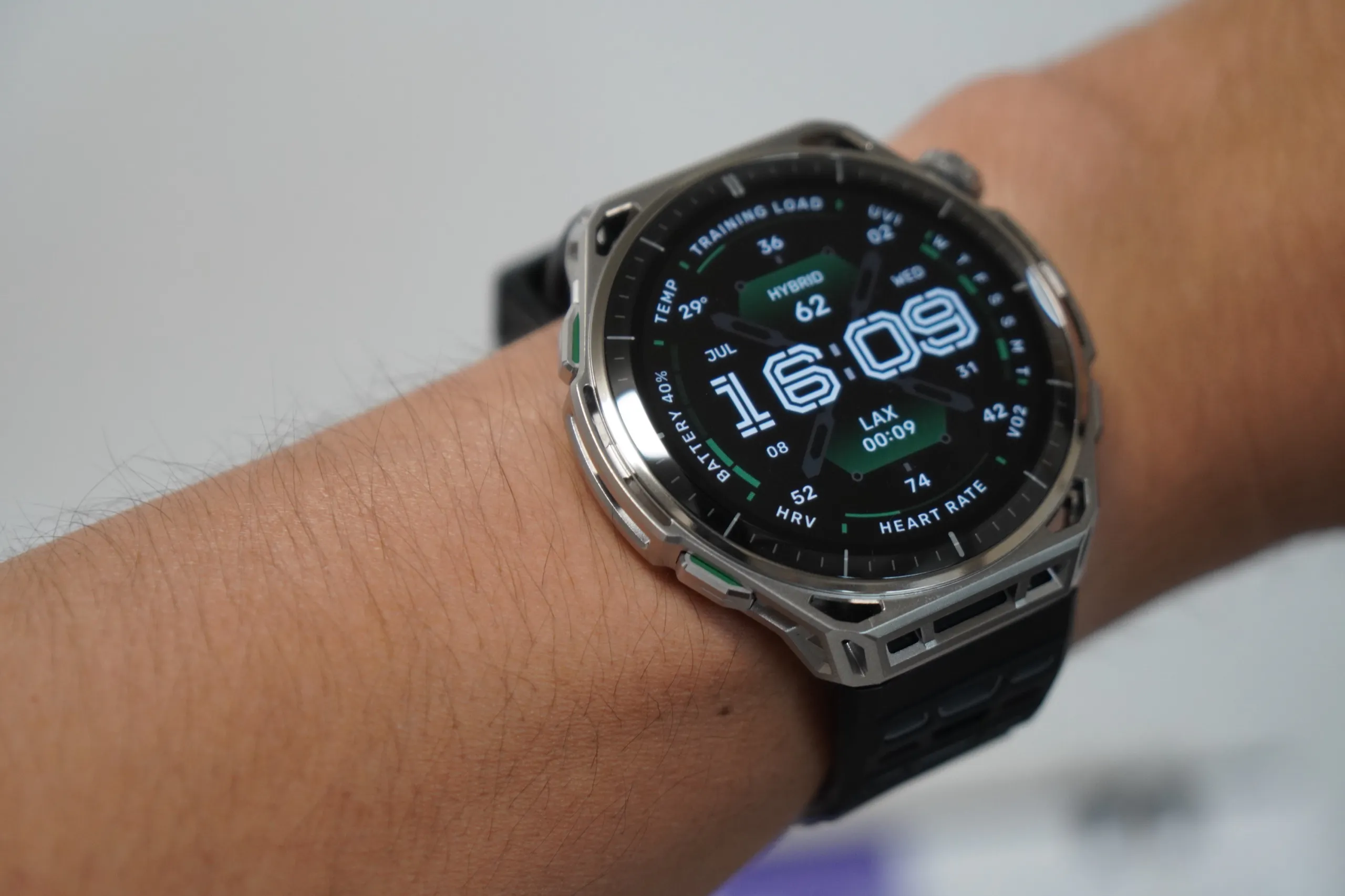 Amazfit Balance 3 を手首に装着し、トレーニング情報を表示したウォッチフェイス
