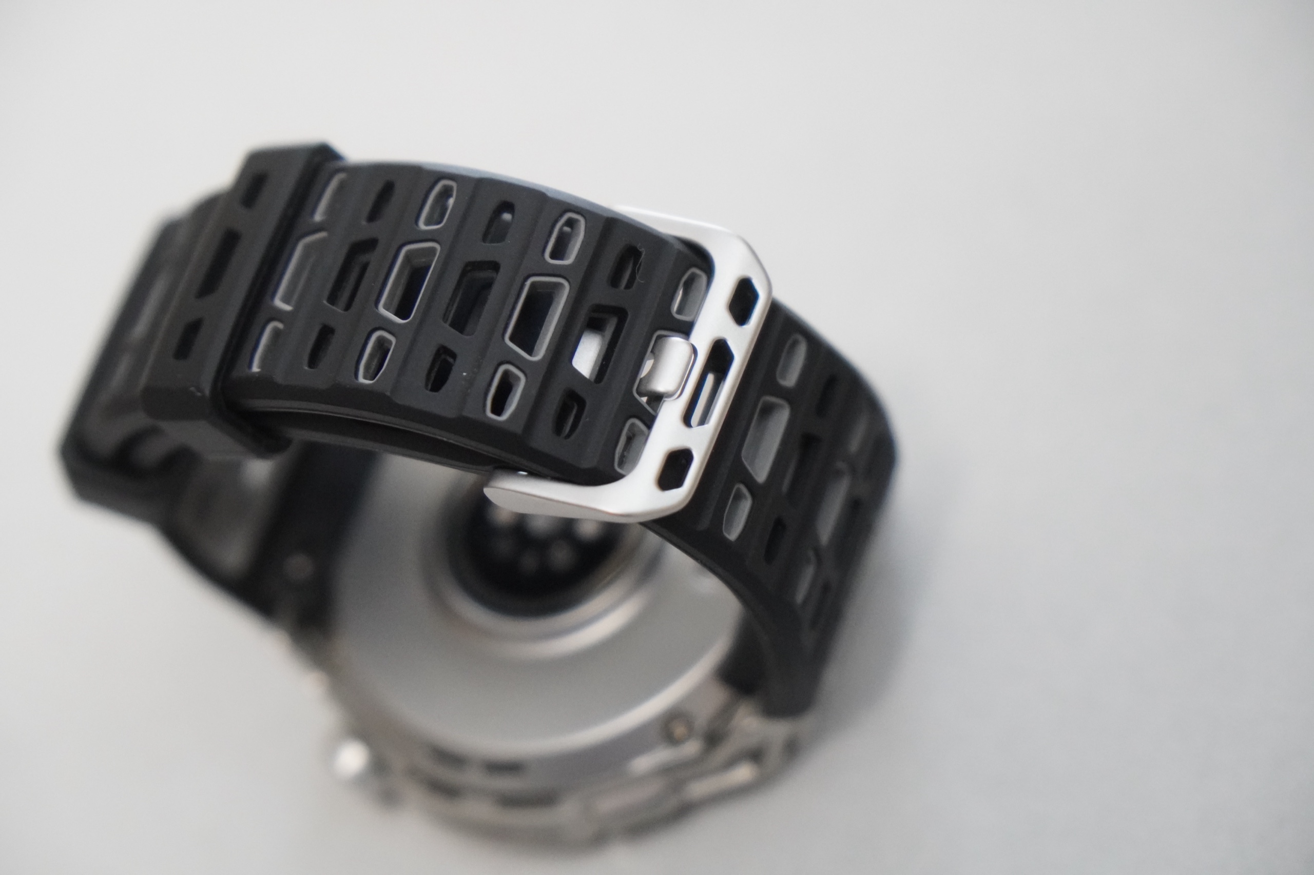 Amazfit Balance 3 の裏面センサーとスポーツバンド