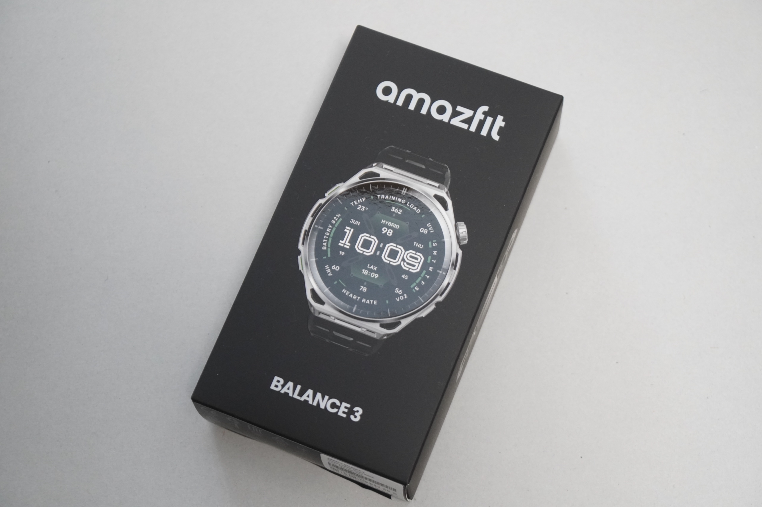 Amazfit Balance 3 のパッケージ(黒基調の化粧箱)