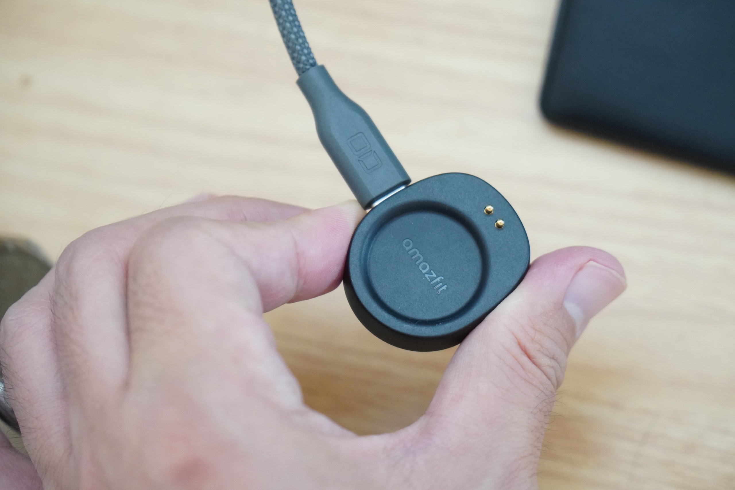 Amazfit Balance 3 の充電ケーブル(円形マグネット式・2ピン接点)