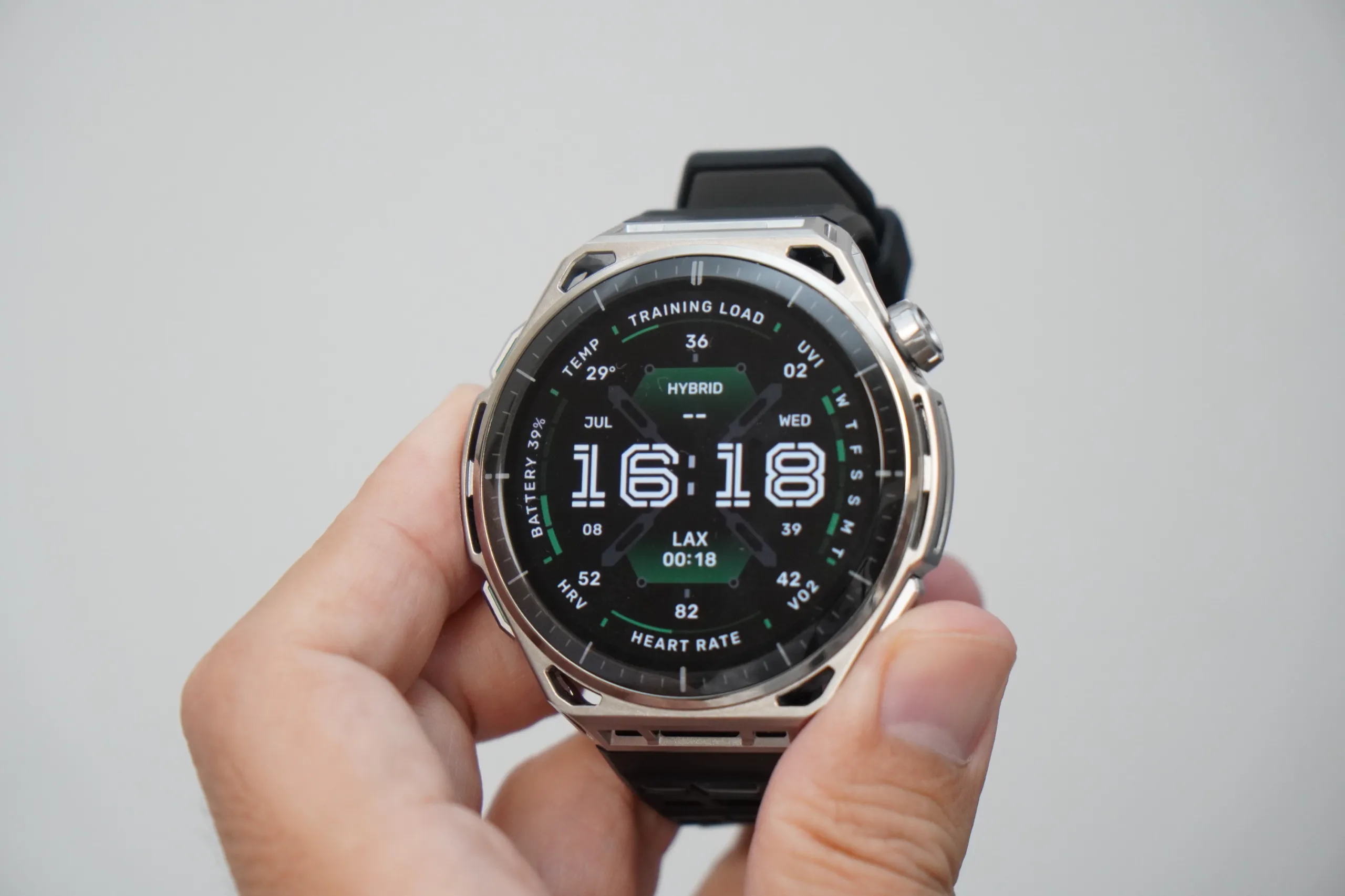 Amazfit Balance 3 本体を手に持ち、円形ディスプレイの表示を確認しているところ