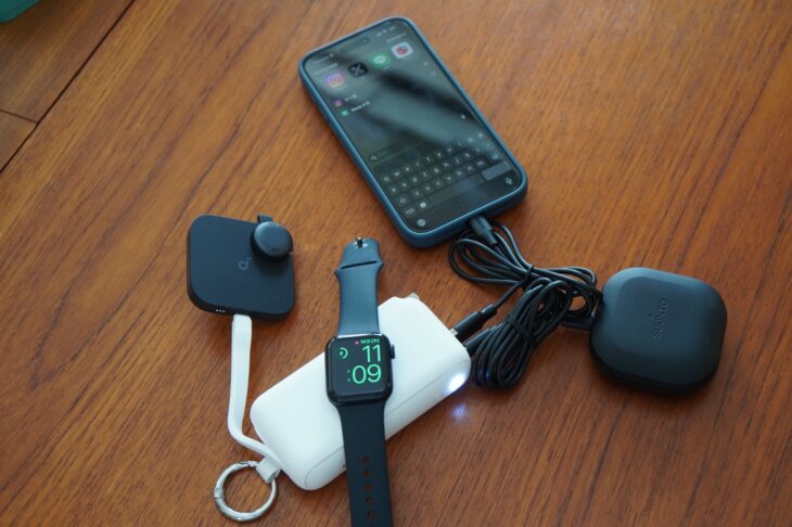 RORRY FlowでiPhoneやApple Watchなど複数台を同時に充電している様子