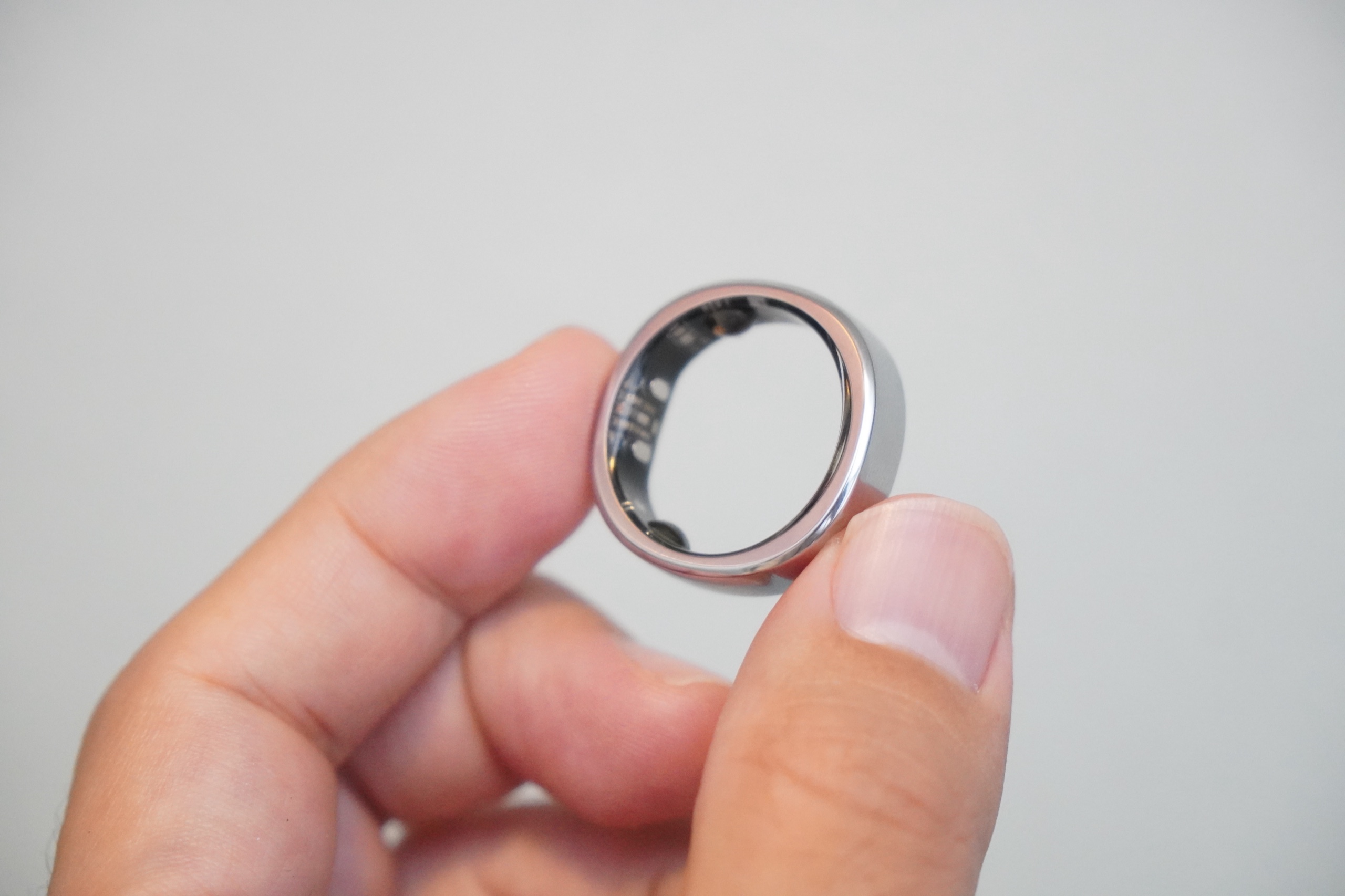 指先でつまんだスマートリング。健康データがどこにどう保管されているかは製品ごとに違う