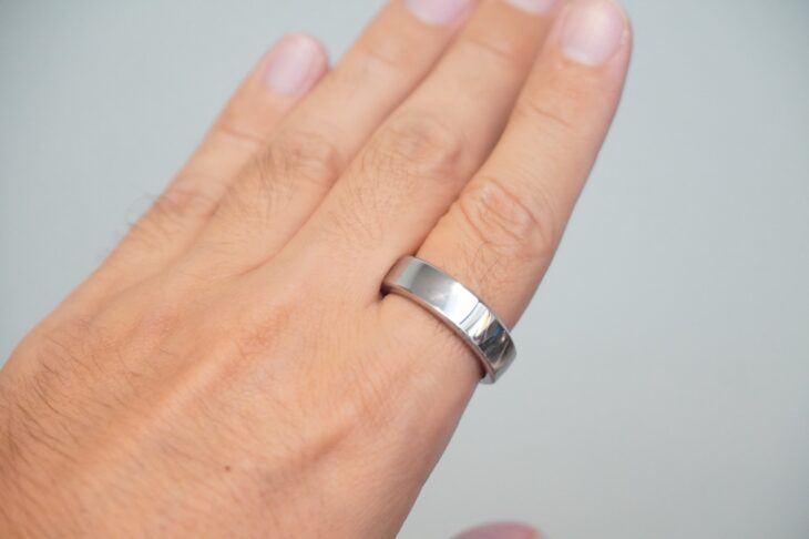 RingConn Gen 3 を人差し指に着用した手の甲側からのカット。画面がないぶん、見た目は普通の指輪に近い