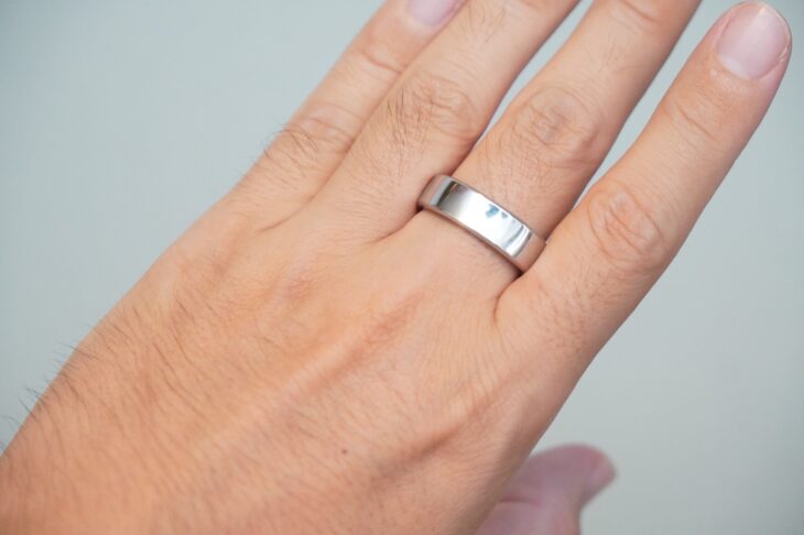 RingConn Gen 3 シルバーを人差し指に着用した手元。金属の光沢感がありながら、手元で派手に主張しすぎないサイズ感