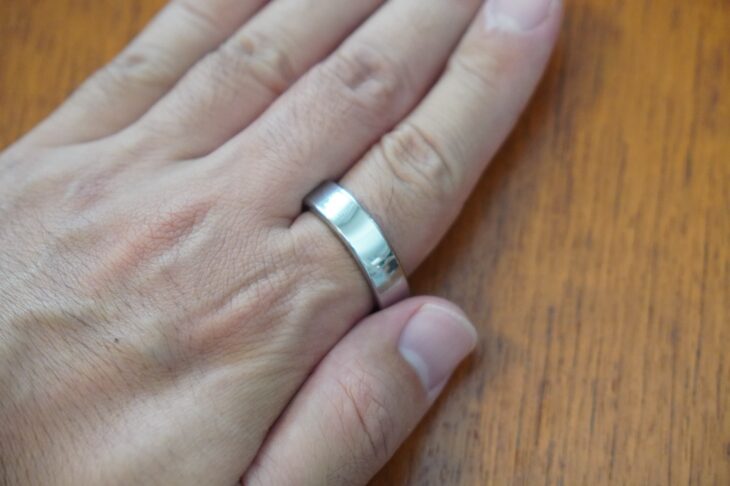 RingConn Gen 3 を人差し指に着用した手元を斜めから見たところ。指にぴったりとフィットしている