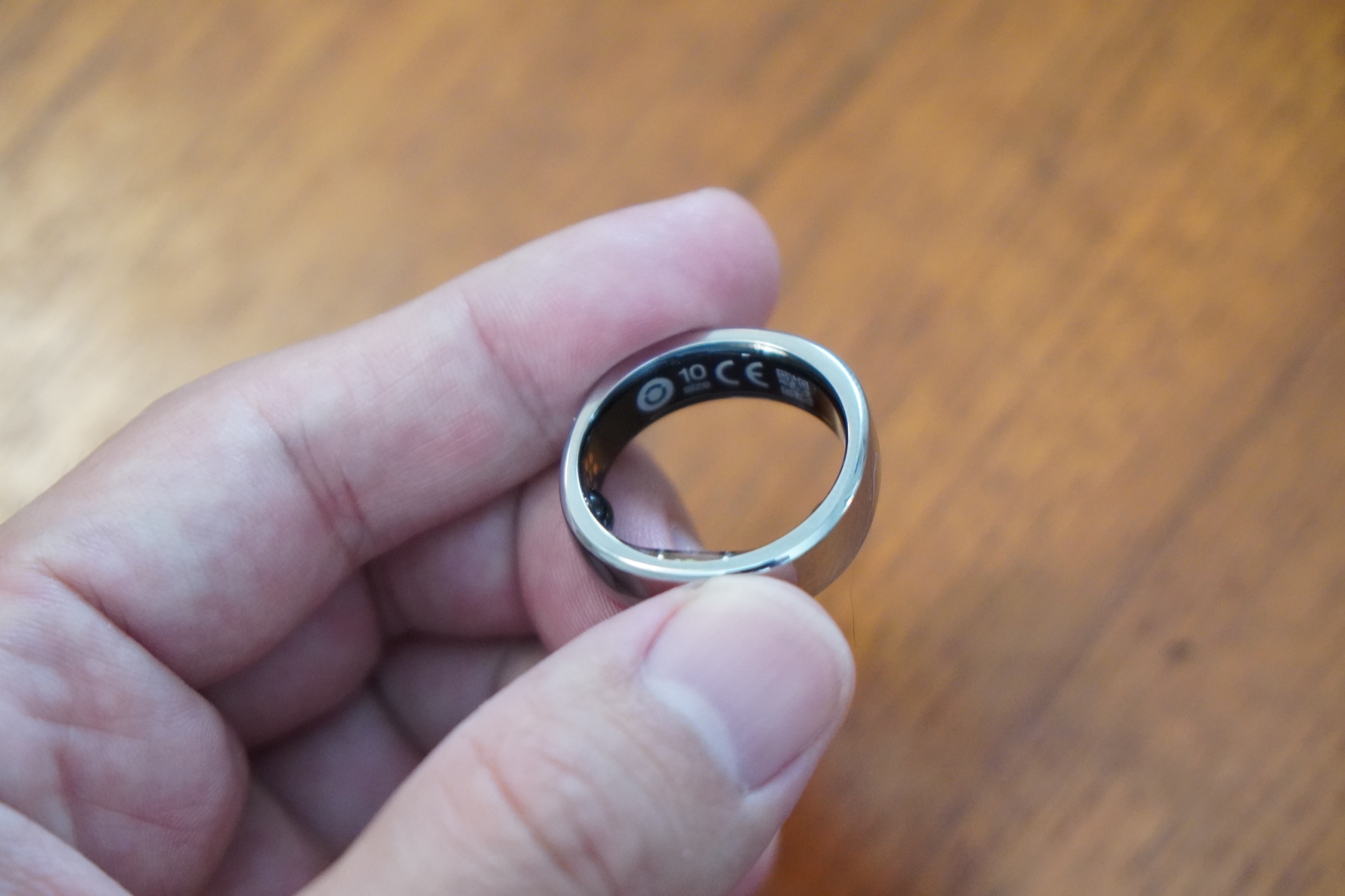 指先でつまんだスマートリング。歩数や睡眠だけを記録するサービスは指針の対象に含まれない可能性が高い