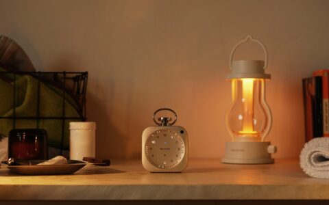 バルミューダ「The Clock」に新機能「ナイトルーティン」｜就寝時刻の90分前から音と光が3段階で変化、眠る前の習慣づくりを支援