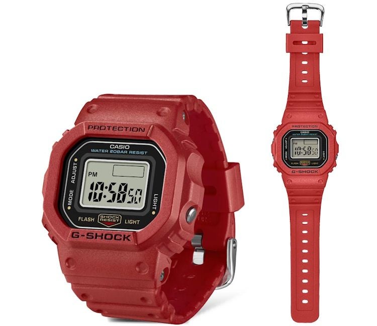 指輪サイズのG-SHOCK DWN-5600-4 レッドの正面と全体像。6桁表示のデジタル液晶とバンド穴式のバンド