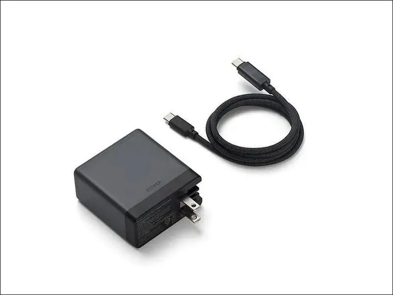充電器本体と1mの7A USB-CデジタルディスプレイケーブルがセットになったDJI Power 140W GaN 充電器コンボ