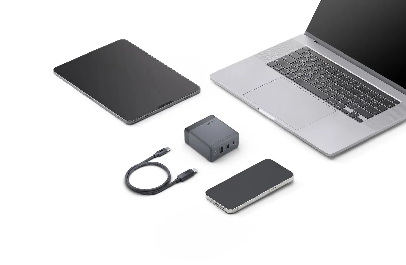 ノートPCやスマートフォン、DJI製品をまとめて充電できるDJI Power 140W GaN 充電器の使用シーン