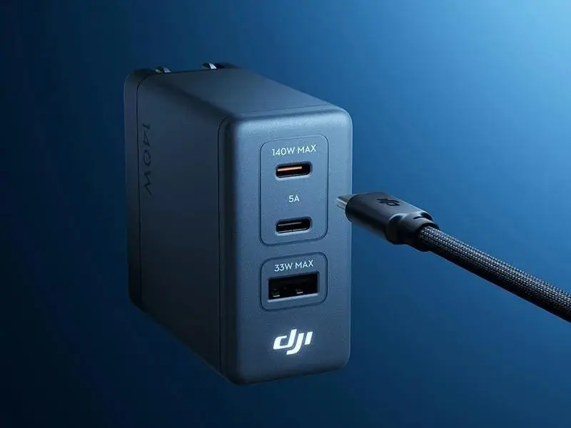 USB-Cポート2基とUSB-Aポート1基を搭載したDJI Power 140W GaN 充電器のポート部