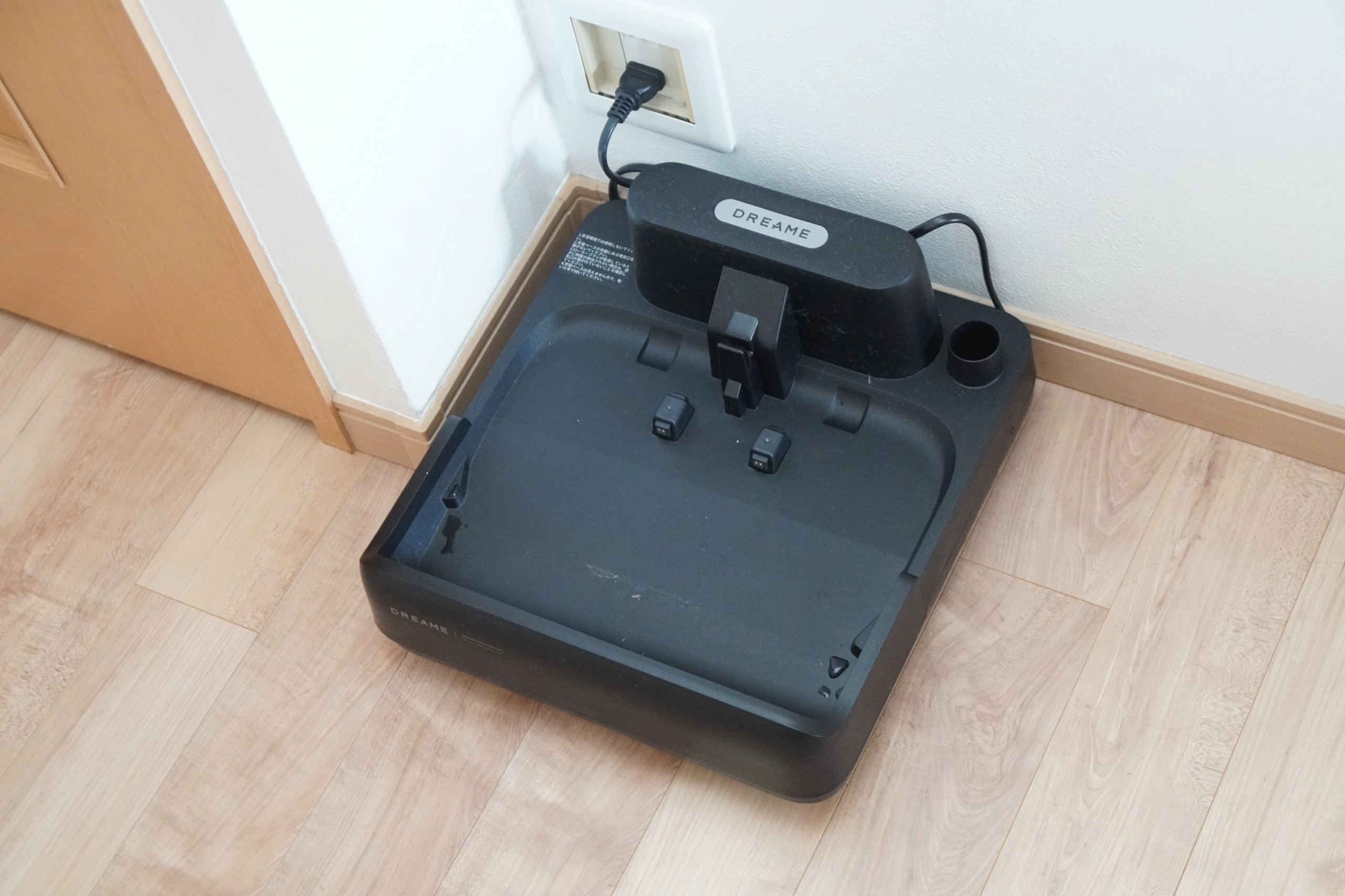 壁際に設置したDreame T16の充電・自動洗浄ベース