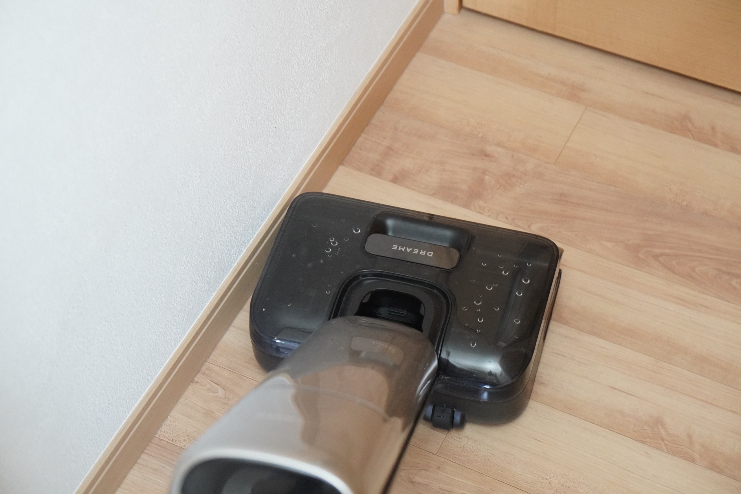 Dreame T16のヘッドを壁際に寄せたところ
