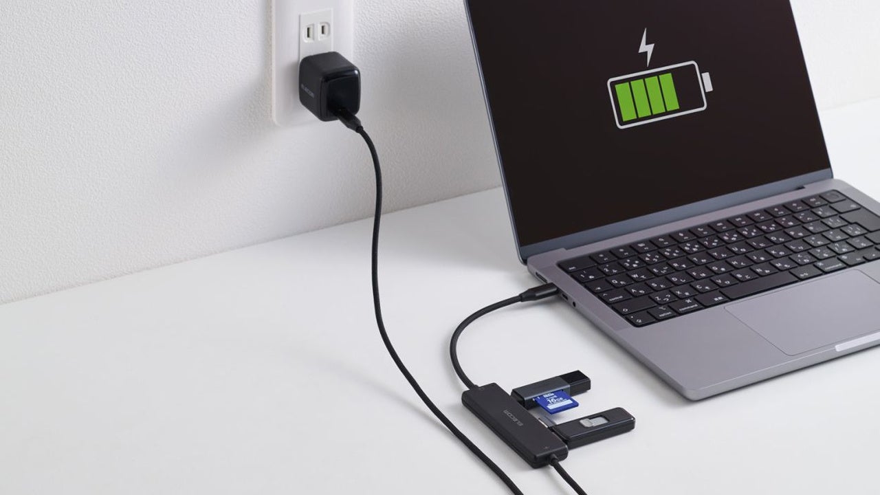 ノートパソコンに接続したエレコムU3HC-C040PBKでPD充電しながらUSBメモリやSDカードリーダーを接続している様子