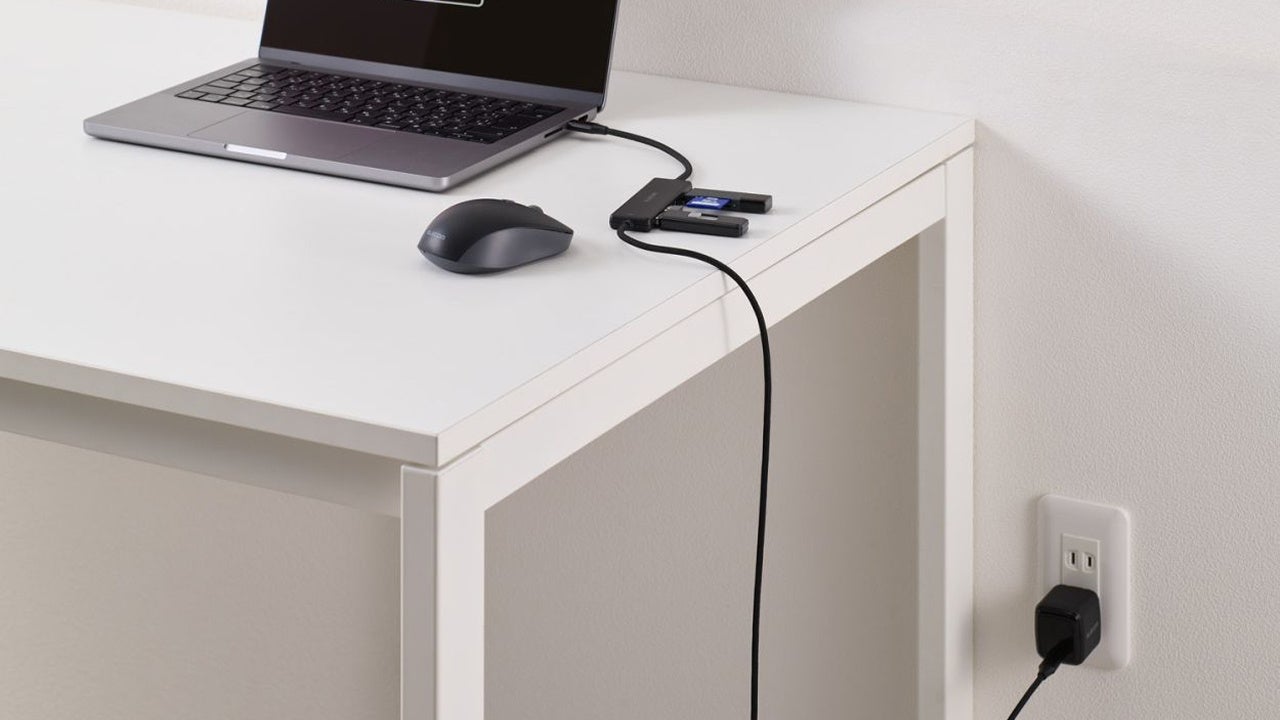 デスク上のノートパソコンとエレコムU3HC-C040PBKを接続し、壁のコンセントからAC充電器で給電しているデスク全景