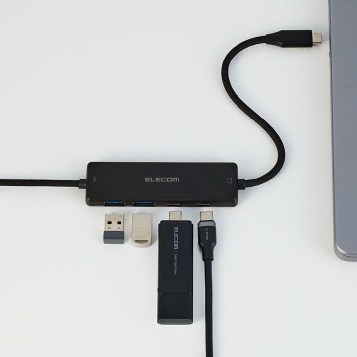 エレコムU3HC-C040PBKの4ポートにUSBメモリやSSD、Type-Cケーブルを接続した俯瞰カット