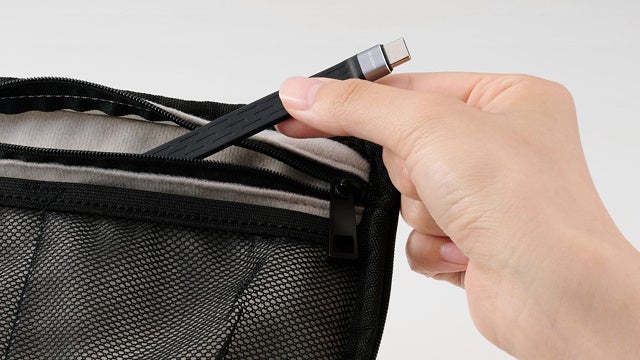 約13cmの短尺フラットケーブルで手元をすっきりまとめられる
