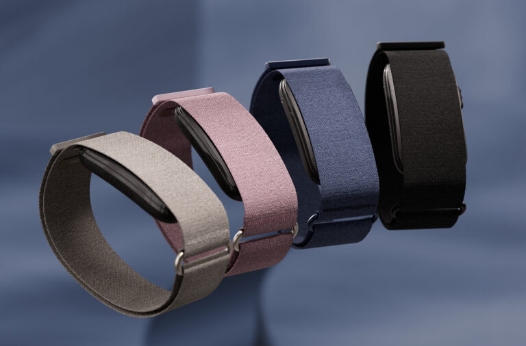 Garminの画面なしスマートバンド「CIRQA Smart Band」の4カラー。French Gray・Mauve・Captain Blue・Blackのファブリックバンドが並ぶ