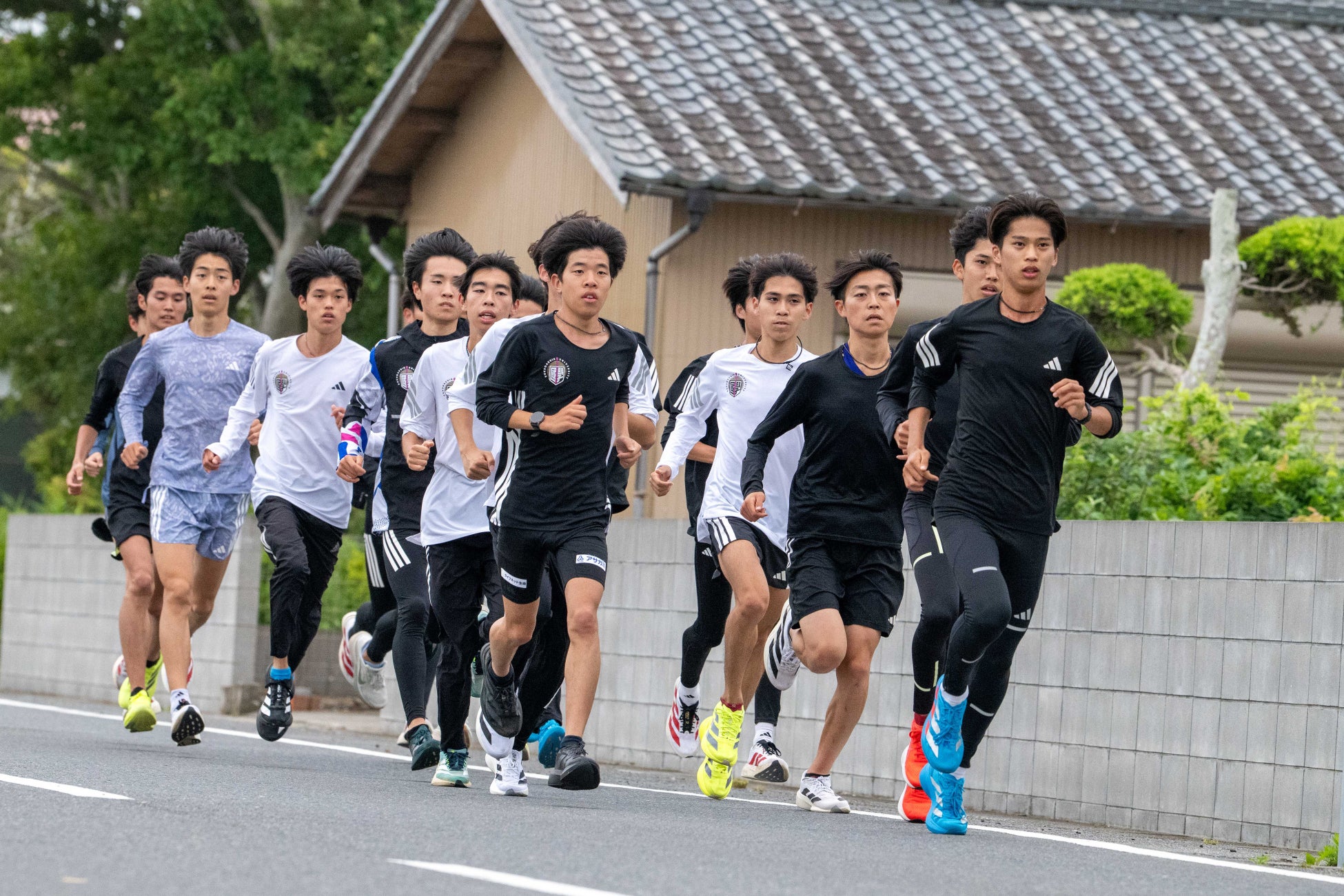 國學院大學陸上競技部の選手たちがロードを走るトレーニング風景