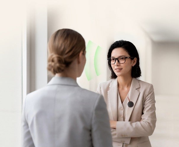 INMO GO3 を装着した女性が、外国人と立ち話をしながらリアルタイム翻訳を利用しているイメージ