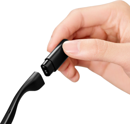 INMO GO3 のテンプル部分から交換式バッテリーを手で取り外しているイメージ