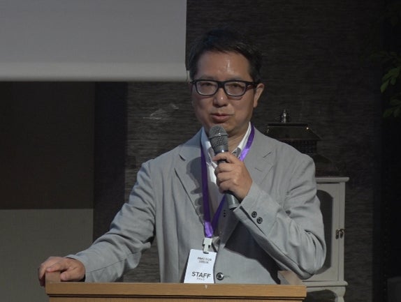 INMO GO3の製品発表会で登壇するイノモ日本株式会社 代表の野村洋平氏