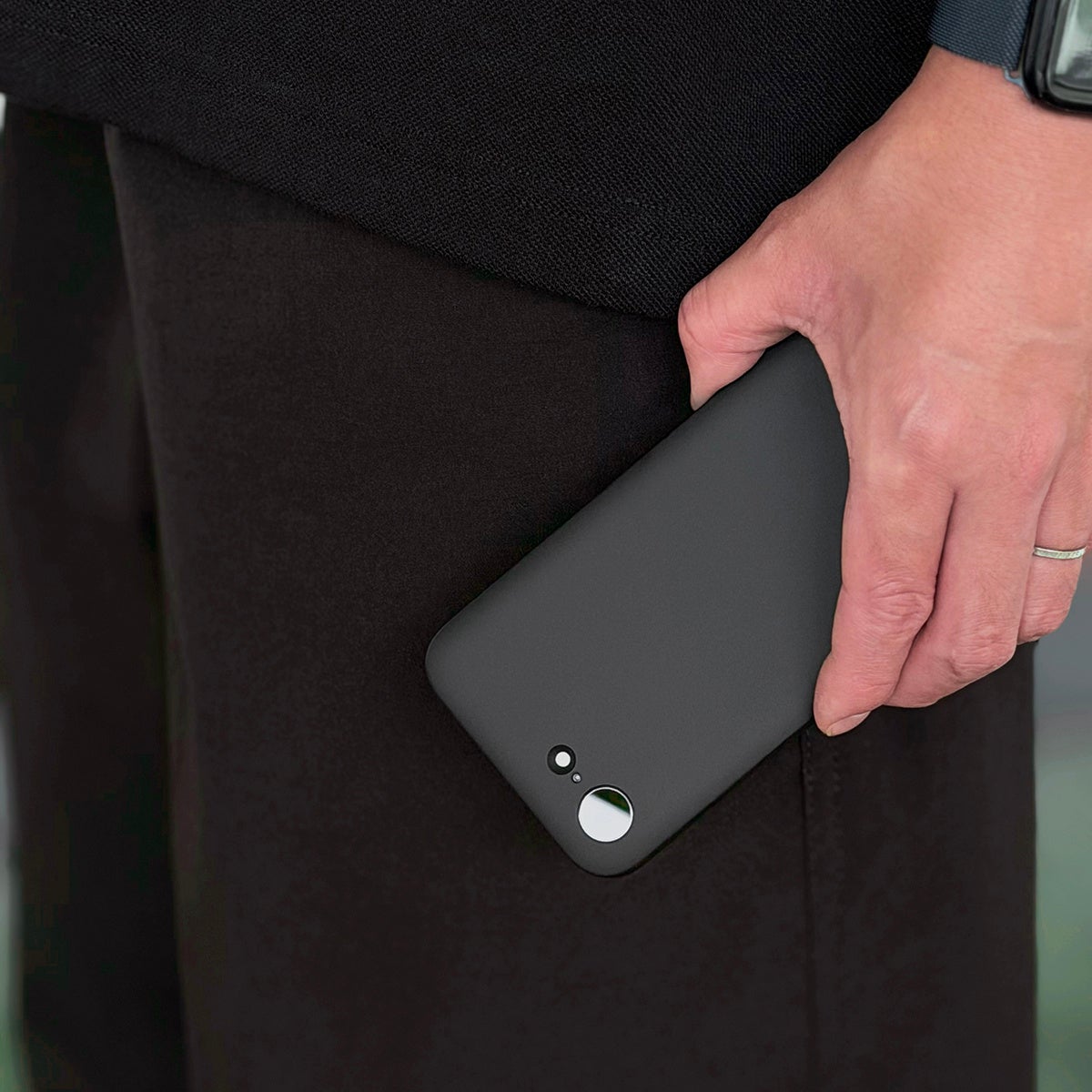 MYNUS iPhone 17e CASE ラバーブラックを手に持つ日常シーン
