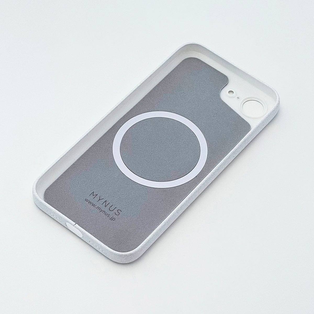 ネオジム磁石アレイを内蔵しMagSafeに対応するMYNUS iPhone 17e CASEの内側