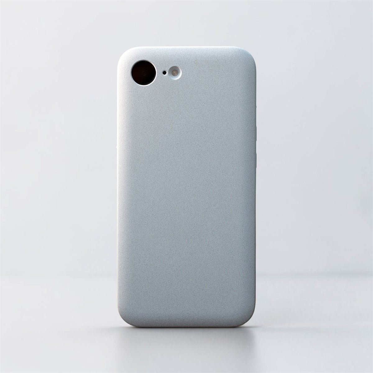 アンドデザインのミニマルケース「MYNUS iPhone 17e CASE」サンドホワイトを装着したiPhoneの正面ビジュアル