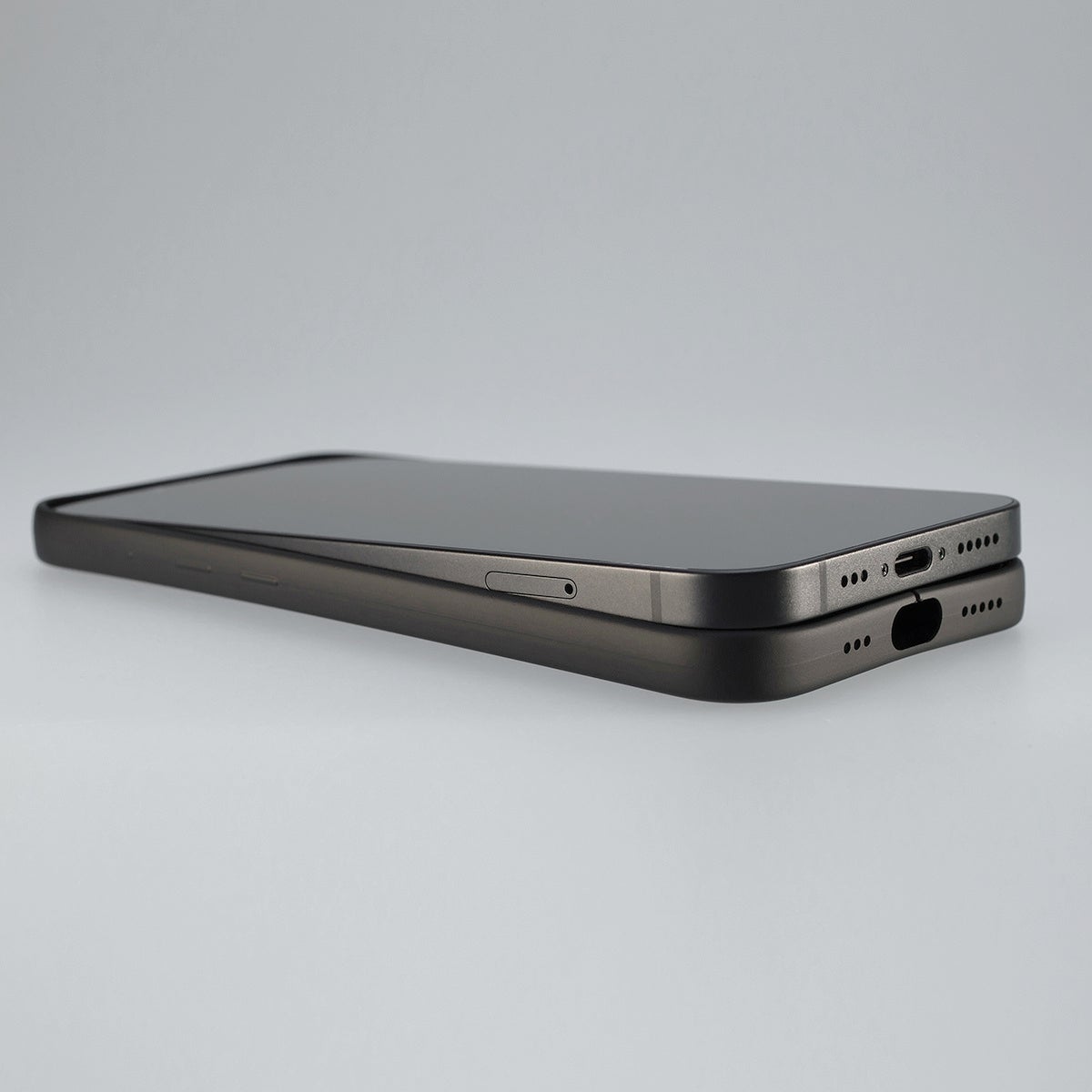 ボタンをケース内に収めたMYNUS iPhone 17e CASEのすっきりした側面
