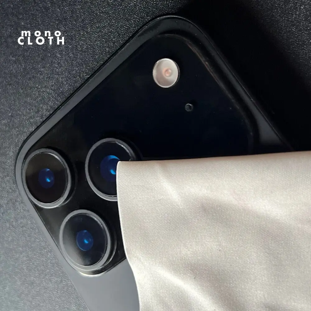 MinZ mono CLOTHでiPhoneのカメラレンズに付着した油分を拭き取るようす