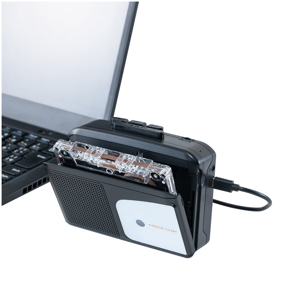 ナカバヤシのUSB Type-C搭載カセットプレイヤー「UCP-CA001BK」をノートパソコンにUSBケーブルで接続した本体イメージ