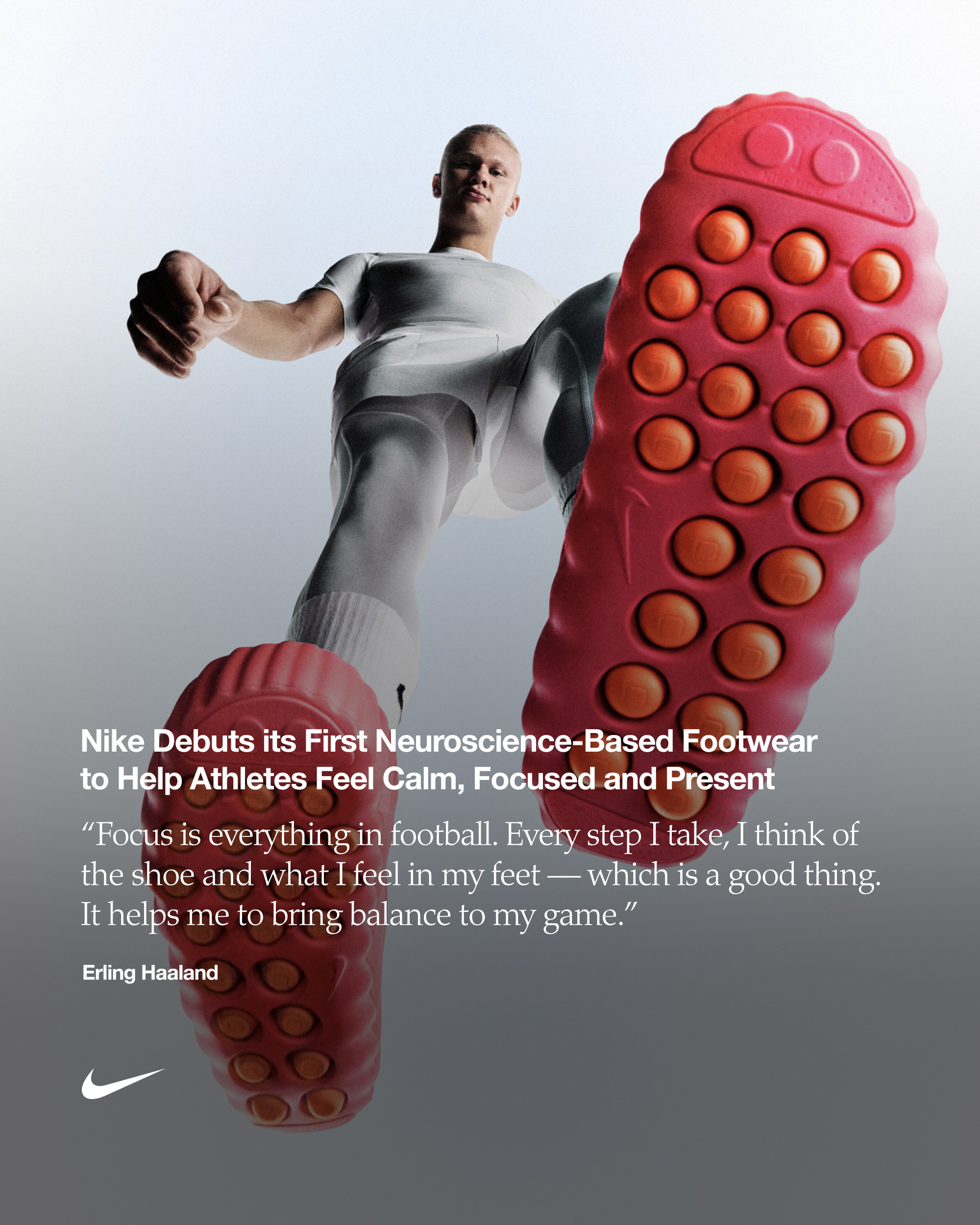 Nike Mindの赤いソールを見せながら躍動するサッカー選手アーリン・ハーランド