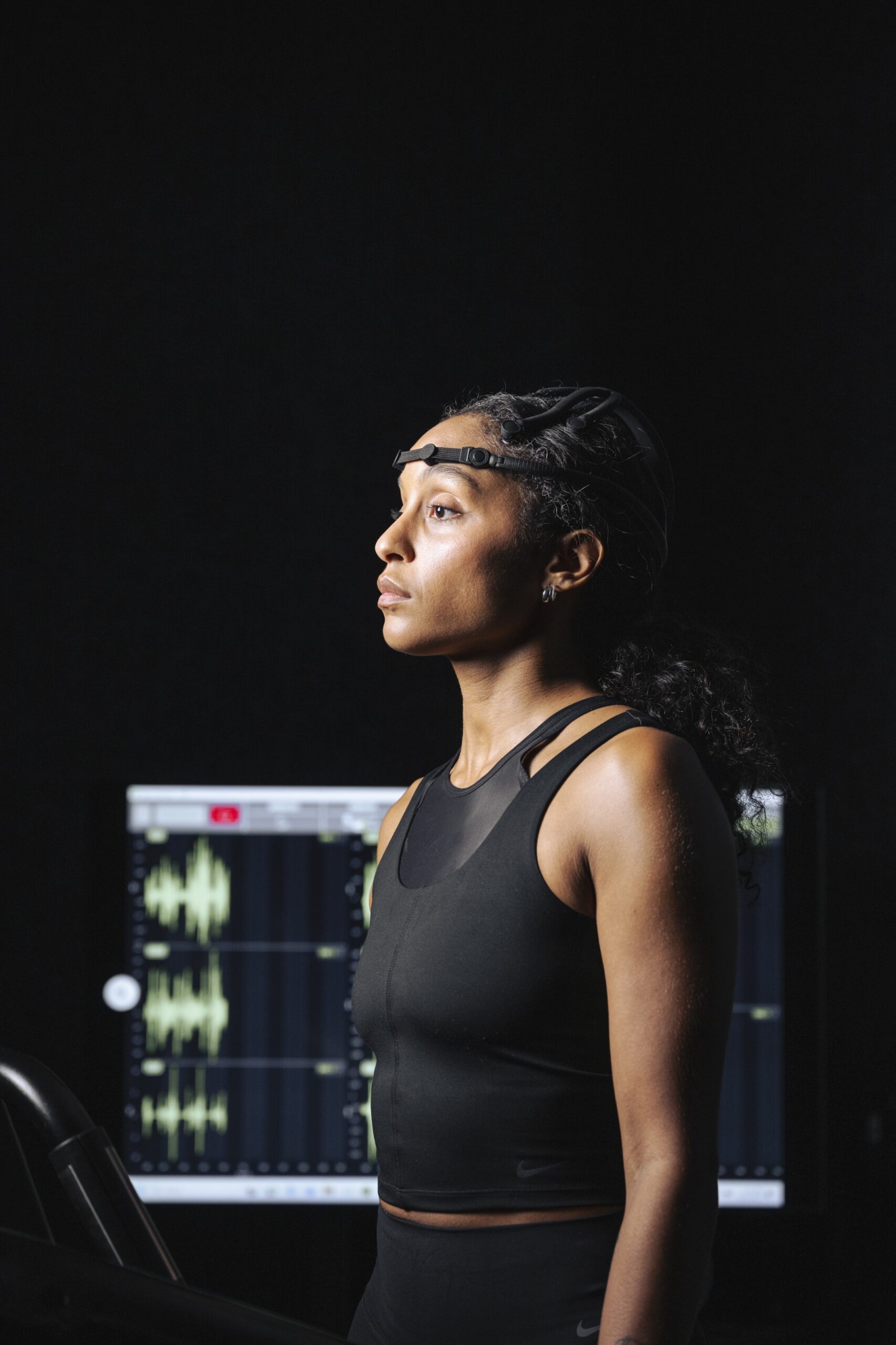 脳波を計測するヘッドギアを装着し、Nike Sport Research Labで研究に参加するアスリート