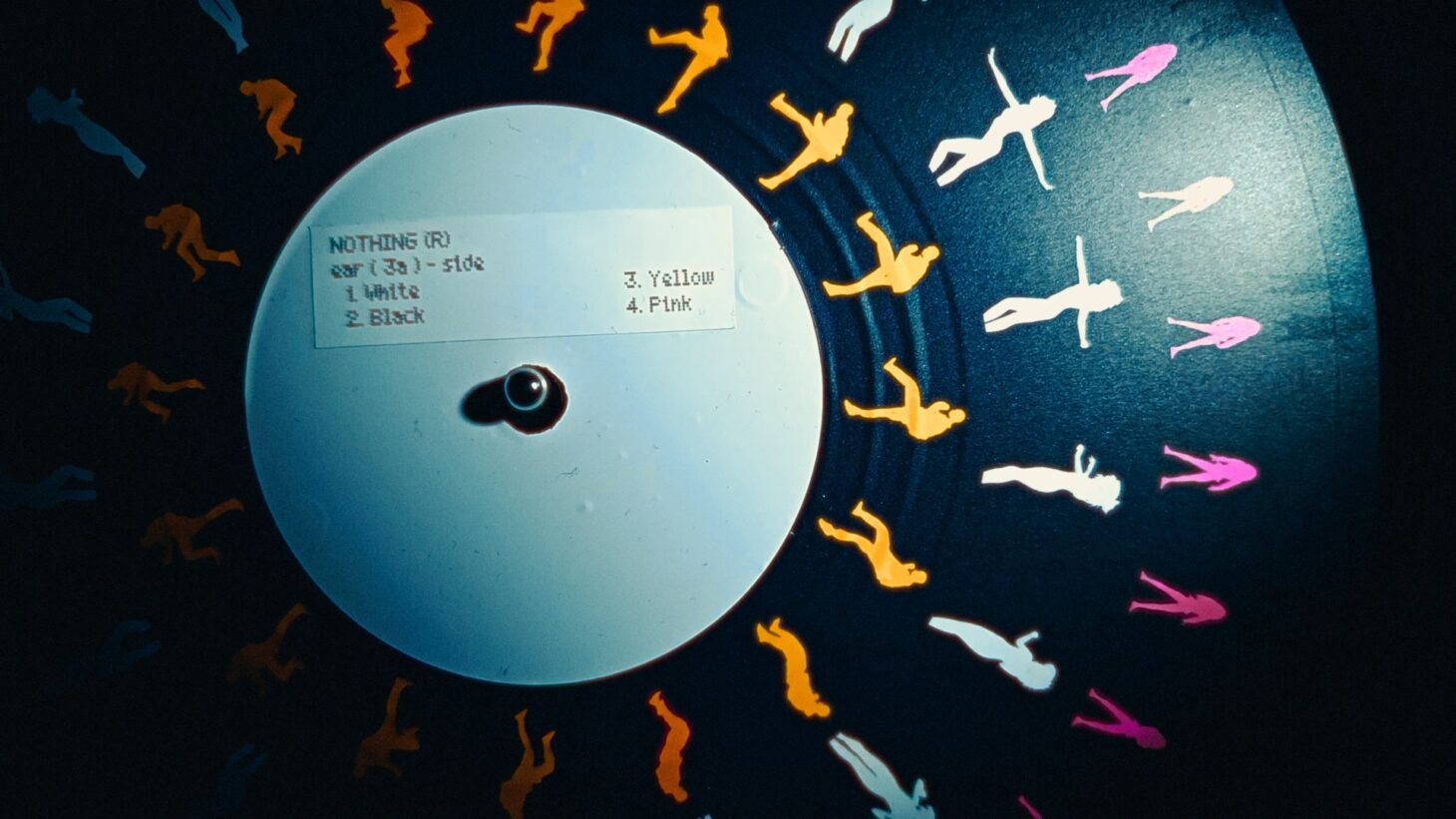 Nothingが2026年7月7日に発表するワイヤレスイヤホン Ear (3a) のティザービジュアル。レコード盤モチーフのデザイン
