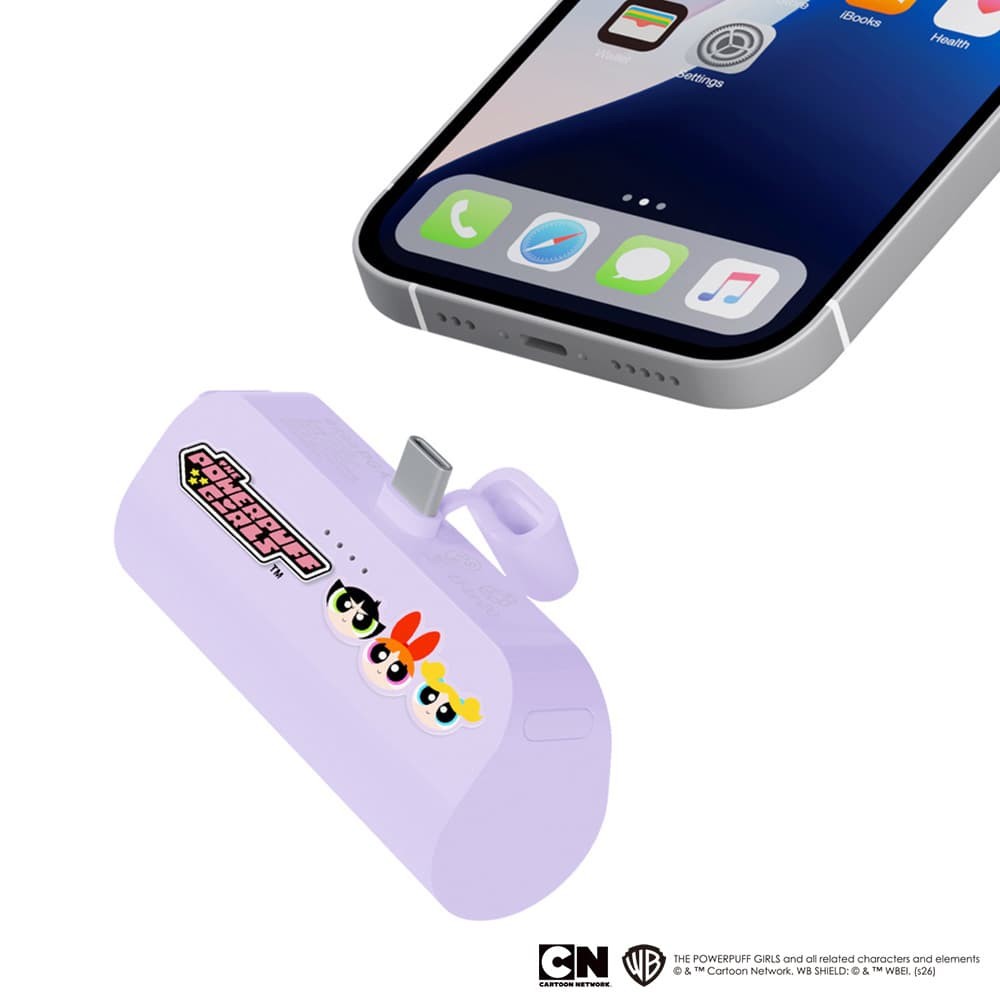 コネクタ一体型のパワーパフ ガールズ直挿しモバイルバッテリーを、ケーブルなしでスマートフォンのUSB Type-Cポートに直接挿して充電するイメージ