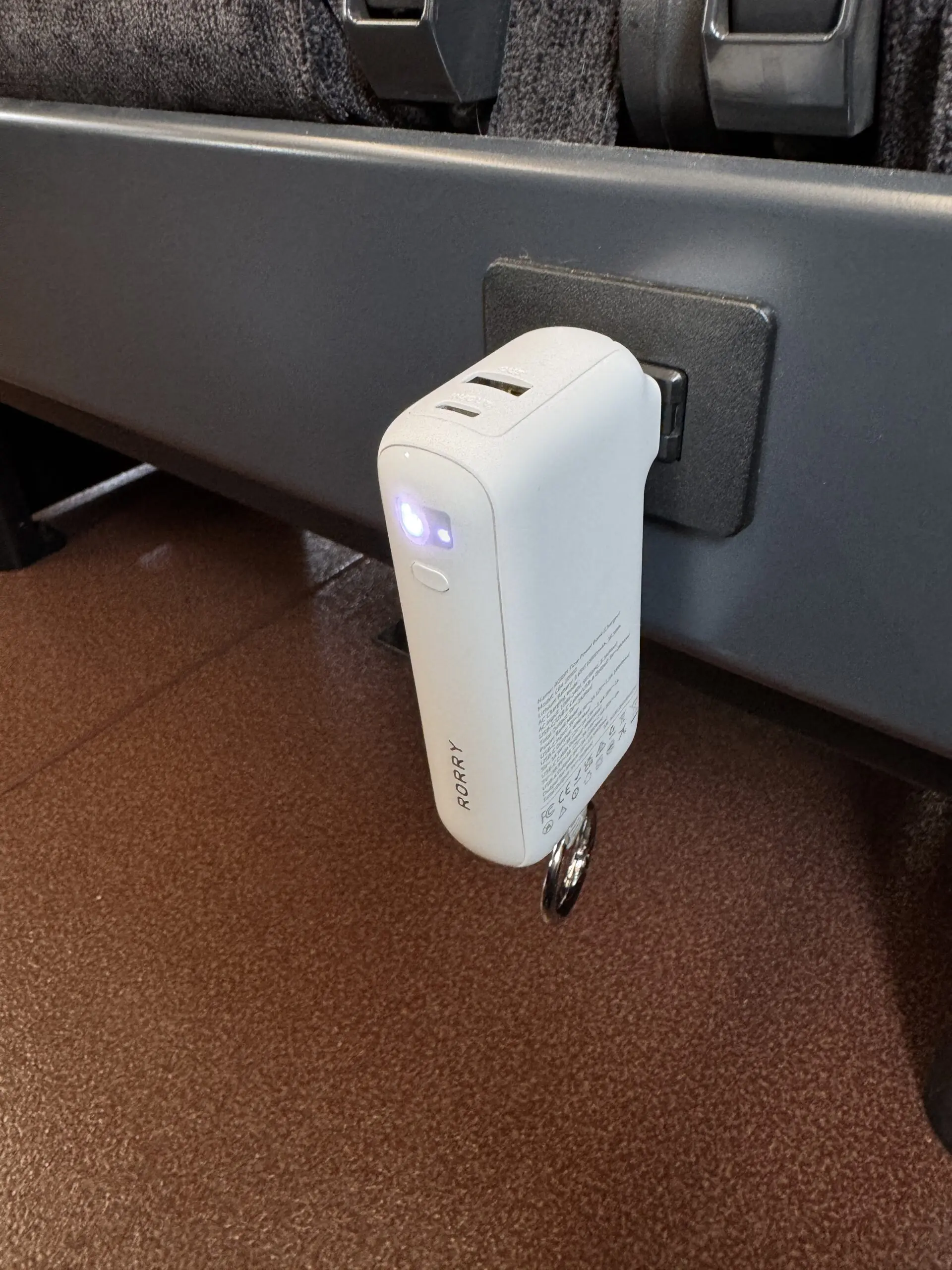 新幹線の座席コンセントに直接挿してバッテリー本体を充電するRORRY Flow