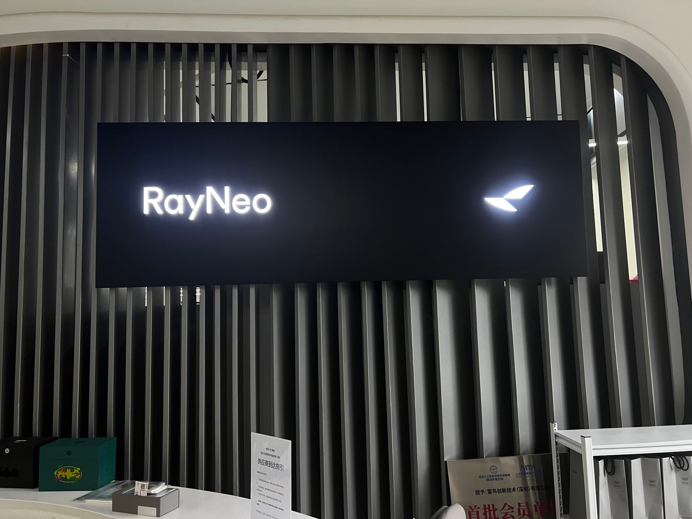 ARグラス・AIスマートグラスを手がけるRayNeoのブランドビジュアル